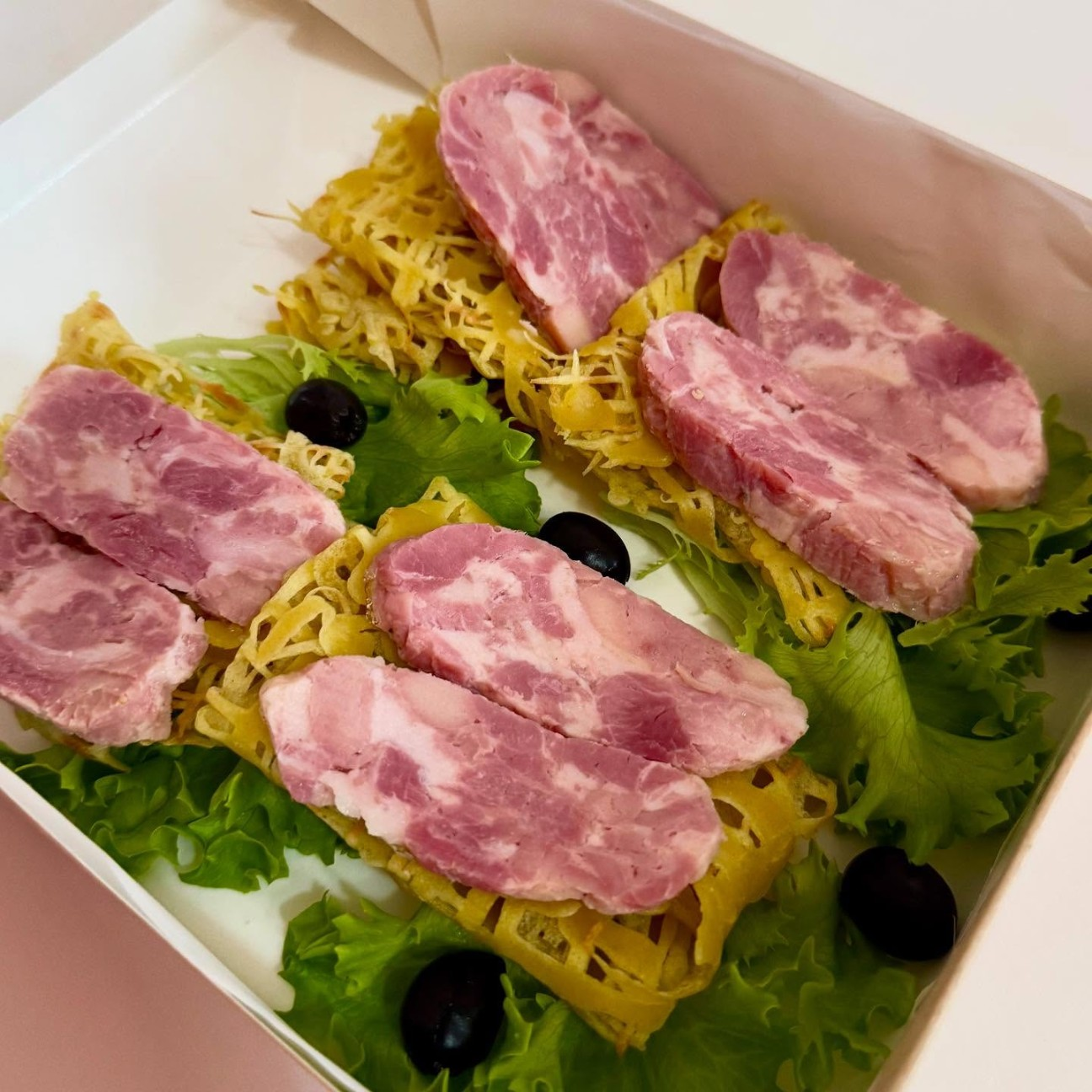 Домашняя ветчина с ажурным блинчиком фото 2